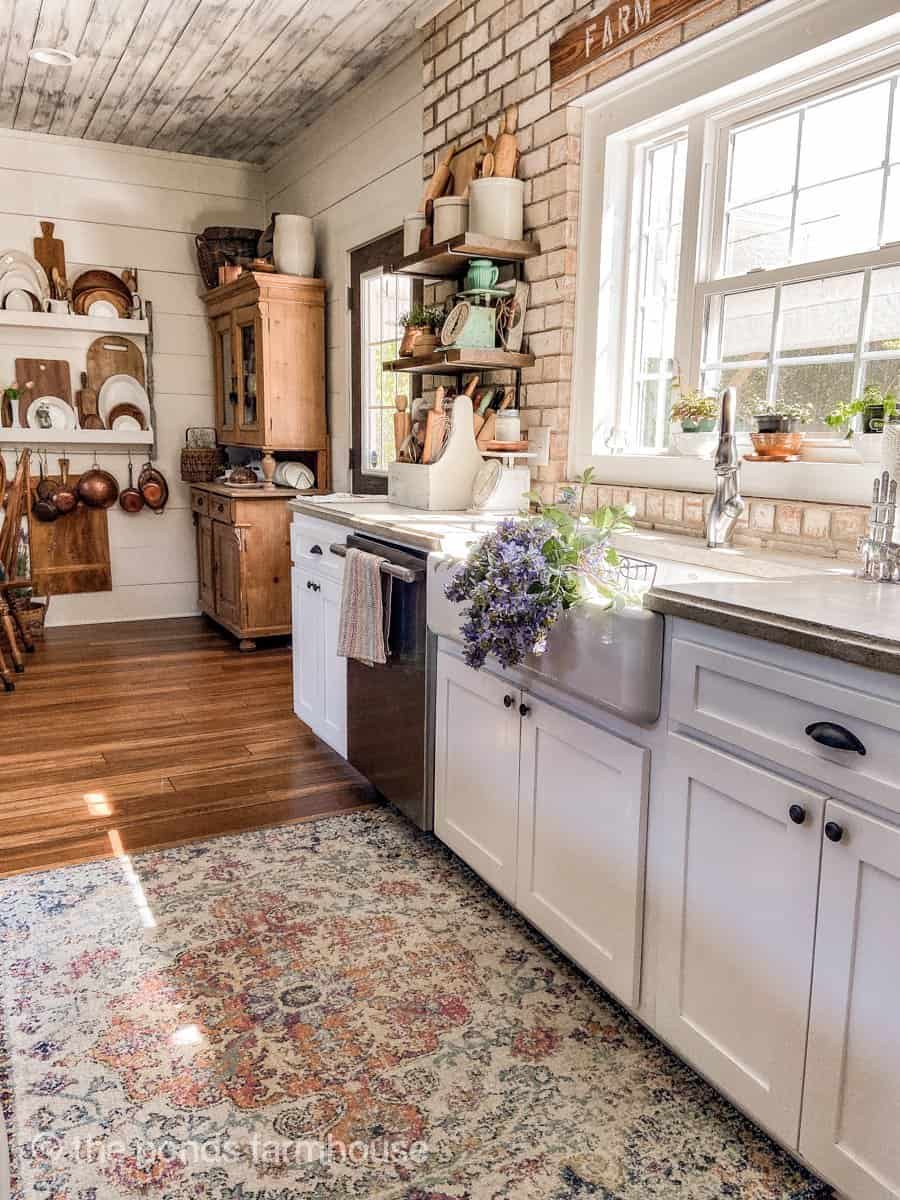 White Cottage Kitchen Ideas for Your Welcoming, Cozy Dream Space