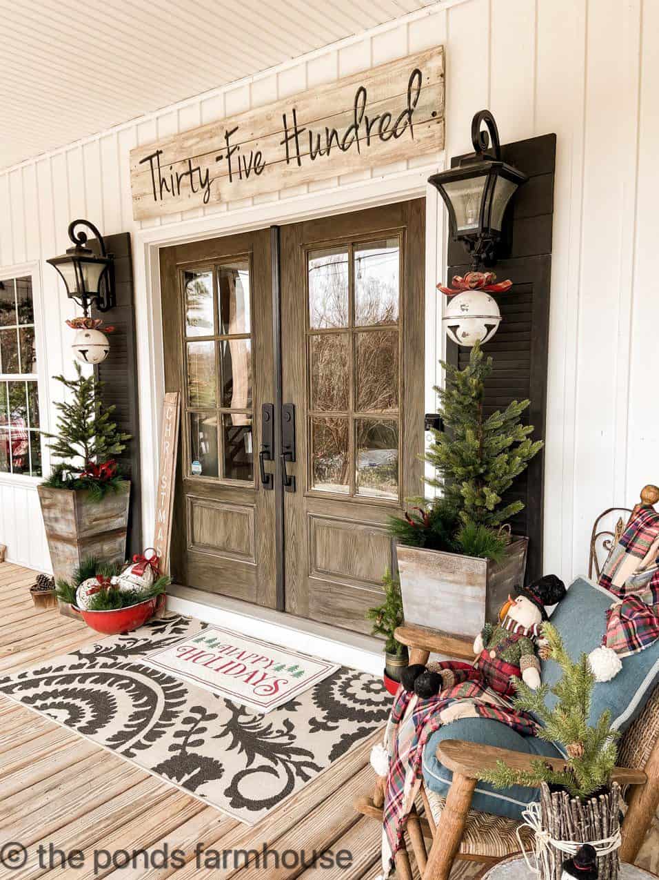 https://www.thepondsfarmhouse.com/wp-content/uploads/2021/11/Farmhouse-Christmas-Porch-Ideas-1.jpg
