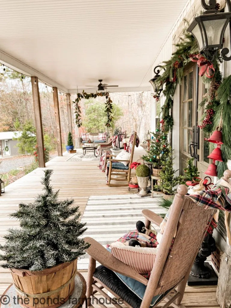 5 Christmas Farmhouse Porch Ideas - The Ponds Farmhouse