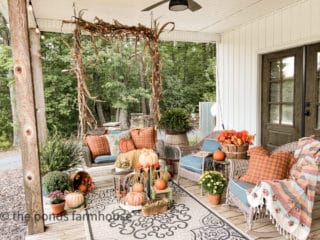 5 Easy Ways To Decorate A Large Farmhouse Porch For Fall