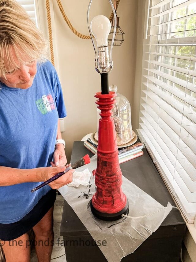 Painting an old Lamp t give a new look. DIY Lamp makeover