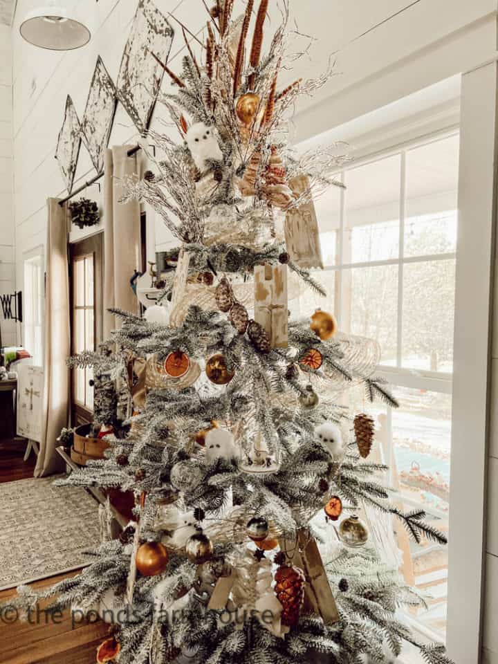 5 Sustainable & Cheap Ways To Decorate Christmas Trees in 2024