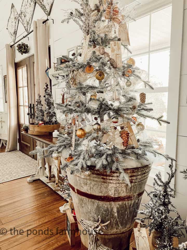 5 Sustainable & Cheap Ways To Decorate Christmas Trees in 2024