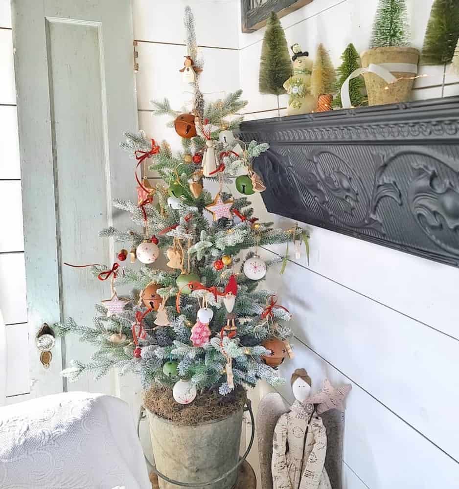 How to Decorate a Christmas Tree with Dried Hydrangeas
