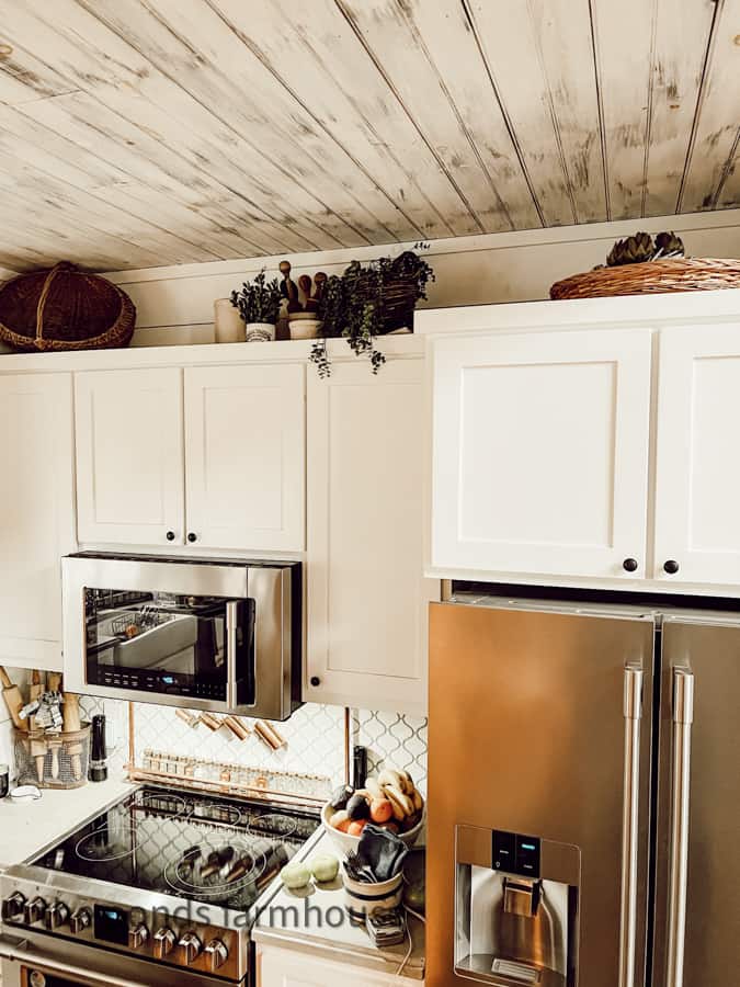 Shelf Under Top Kitchen Cabinets - Cottage - Kitchen