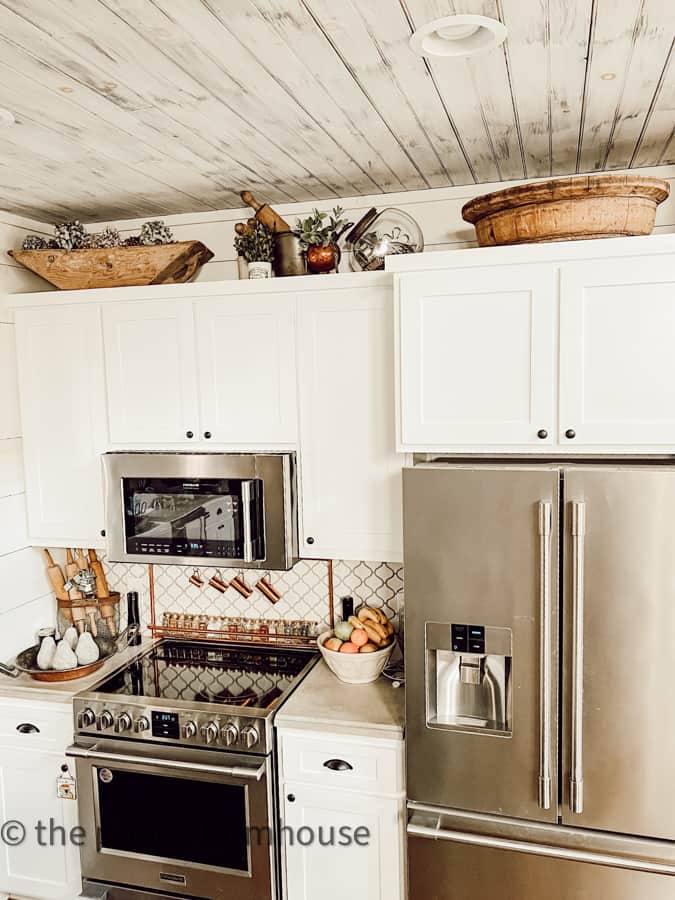 https://www.thepondsfarmhouse.com/wp-content/uploads/2023/01/wooden-bowls-above-kitchen-cabinets.jpg