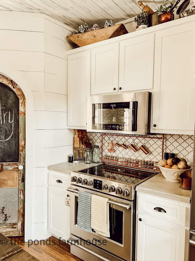 https://www.thepondsfarmhouse.com/wp-content/uploads/2023/03/Kitchen-above-cabinets-and-DIY-Spice-rack-over-stove.jpg