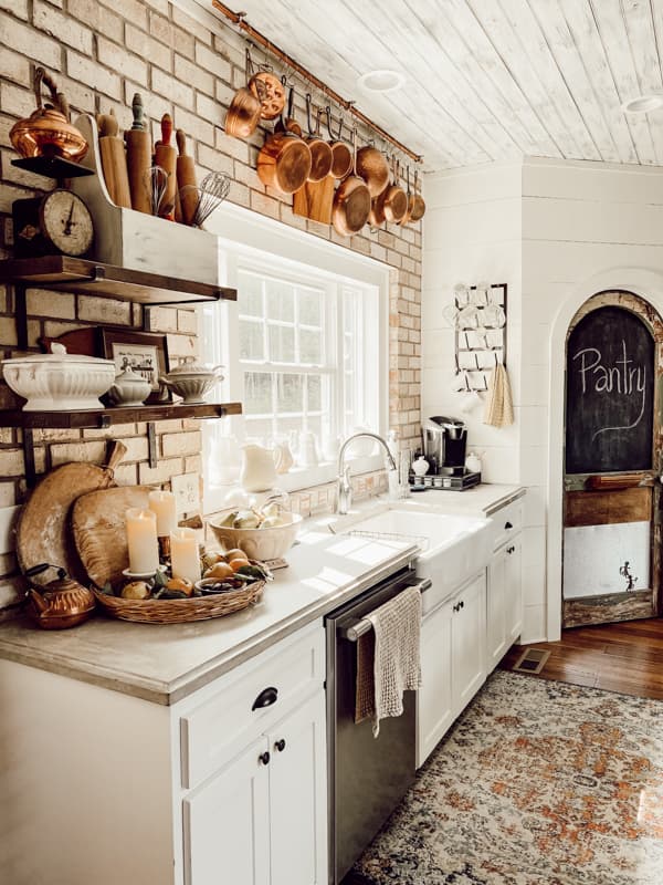 https://www.thepondsfarmhouse.com/wp-content/uploads/2023/08/Copper-Pots-Fall-Kitchen-Countertops-decorated-with-cheap-fall-decor.jpg