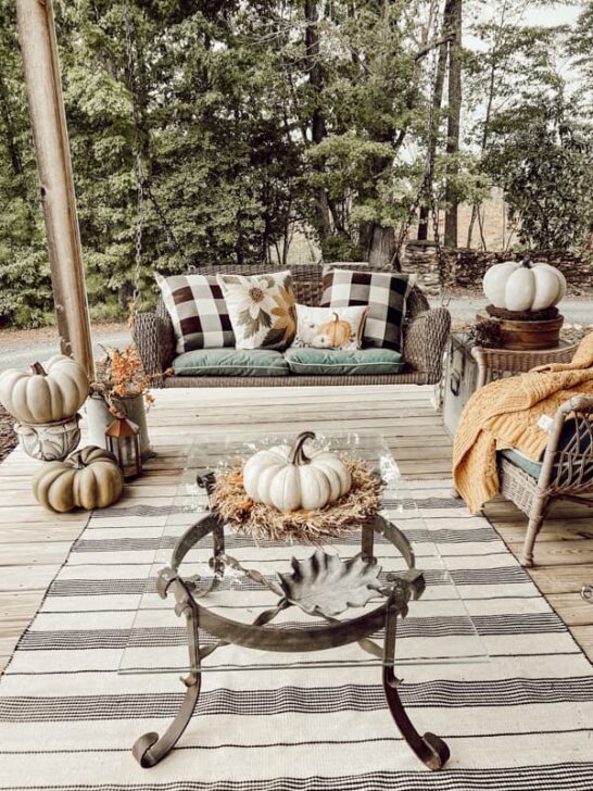 5 Easy Ways To Decorate A Large Farmhouse Porch For Fall