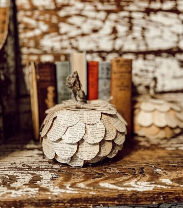 cropped-Old-Book-Page-DIY-Pumpkin-Craft-on-chippy-pew.jpg