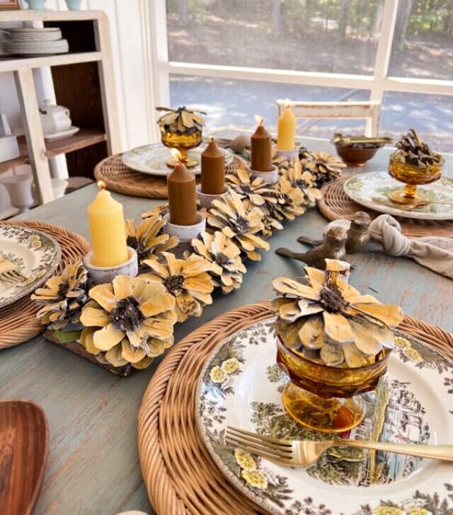 cropped-Sunflower-Centerpiece-with-candles-on-table.jpg