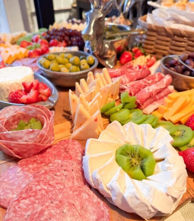 cropped-Christmas-Party-traditional-Charcuterie-close-up.jpg