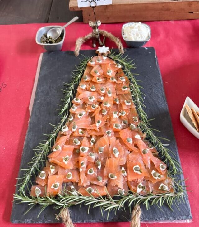 cropped-smoked-salmon-chirstmas-tree-with-capers-and-cream-cheese.-1.jpg