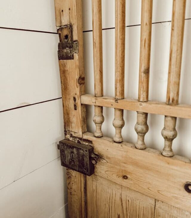 cropped-Antique-Door-hardware-on-barn-door.jpg