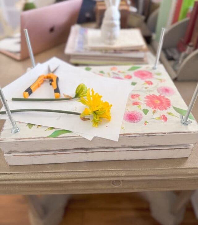 cropped-DIY-Flower-Press-with-Daffodills.jpg