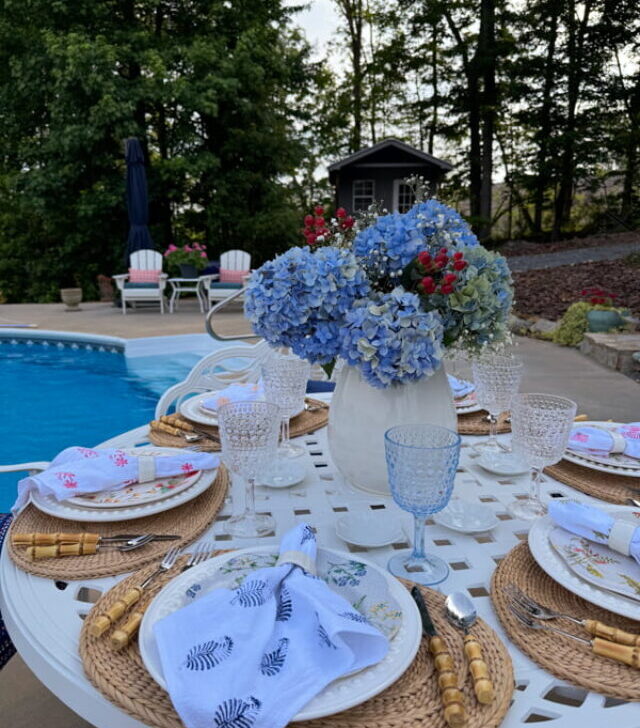 cropped-Poolside-dining-table-with-blue-hydrangea-centerpiece-and-DIY-napkins-3.jpg