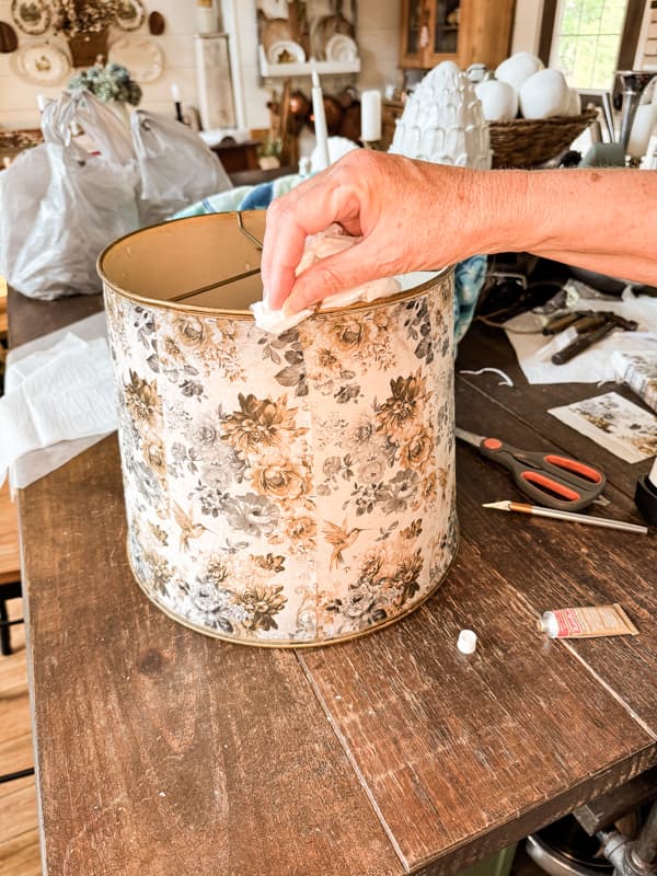 add rub n buff antique gold to the rim of your lampshade.