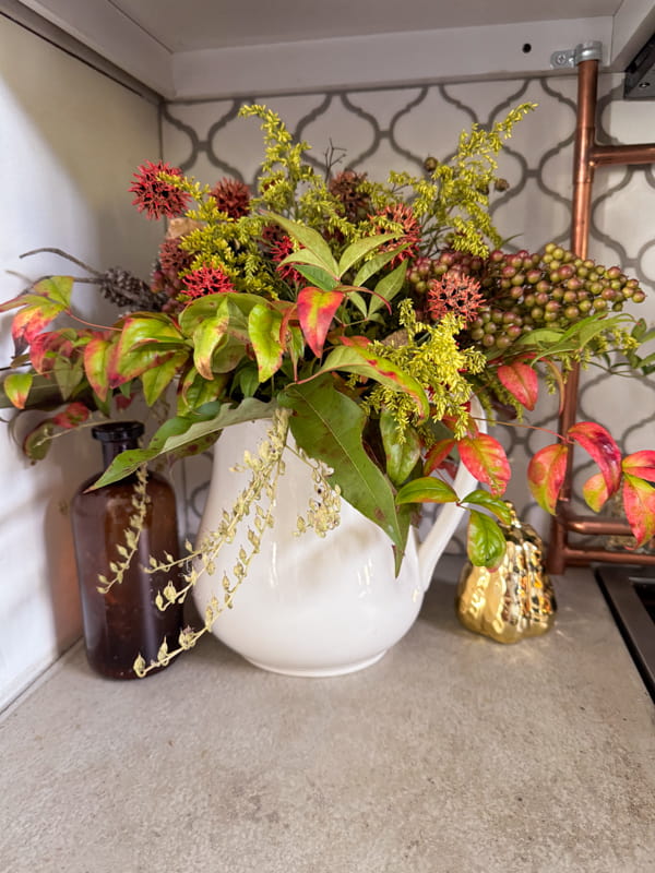 DIY Fall Floral Arrangement made with 100% foraged elements for free