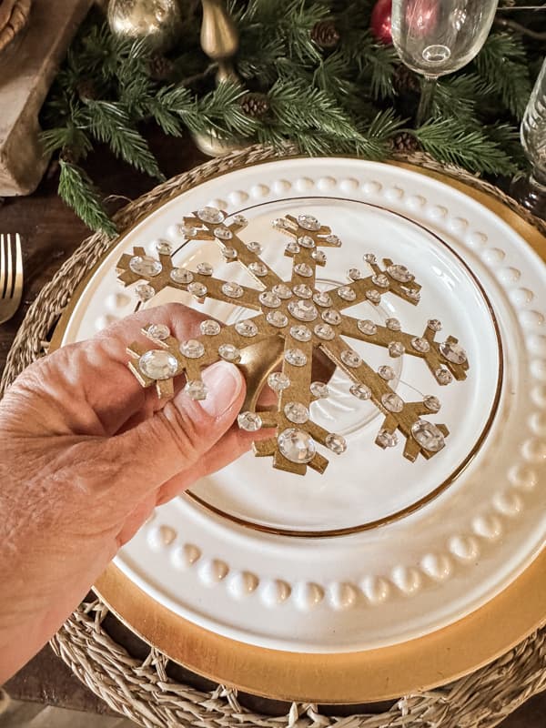 DIY Snowflake Napkin Ring look alike.  