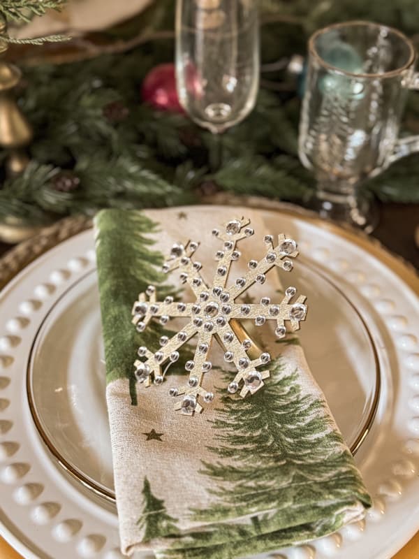 DIY Christmas Napkin Rings with green and beige Christmas Tree Napkins